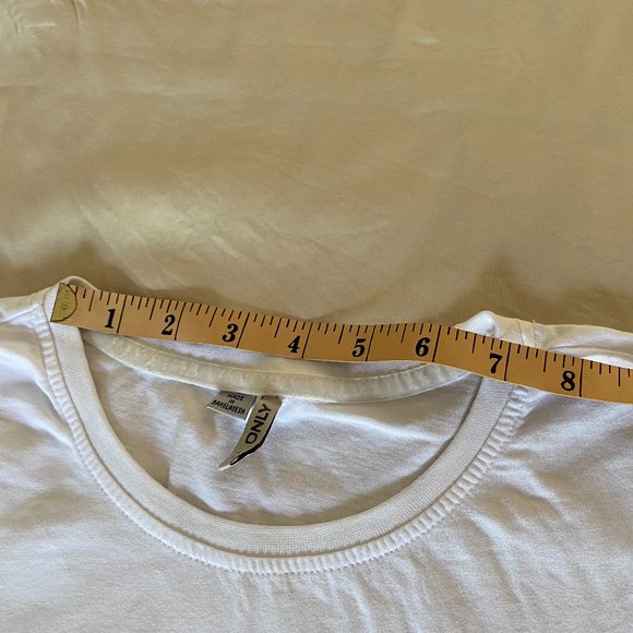 White t-shirt with cute kitty graphic - Picture 7 of 14